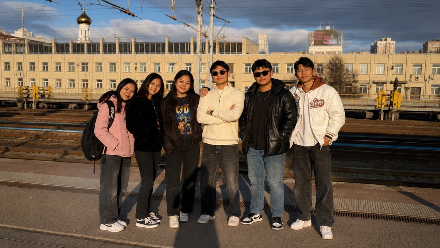 Students from the Northeast on a railway platform near their university abroad.